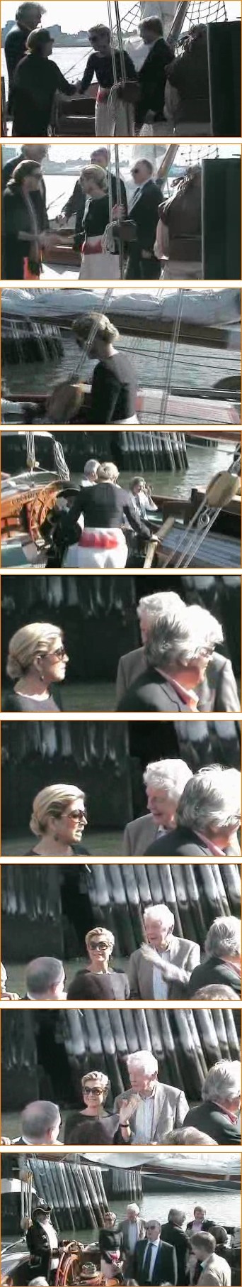 Tijdens de rondvaart staat de Prinses de praten met Wim Kok