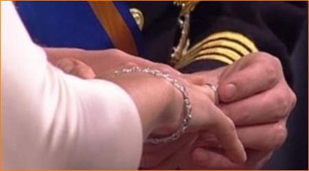 Prins en Prinses bezegelen hun huwelijk met ringen