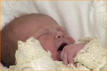 Prinses Alexia werd een paar uur na haar geboorte getoont aan het Nederlandse volk
