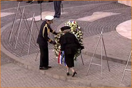 Koningin Beatrix en Prins Willem-Alexander leggen de krans