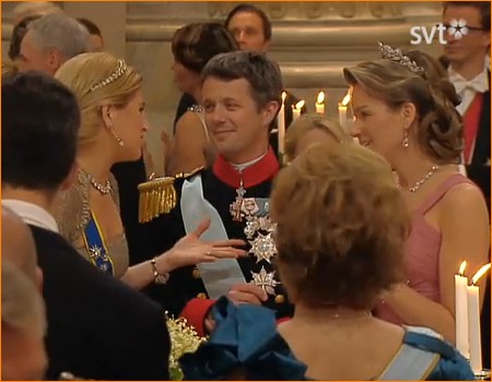 Prinses Máxima met Prins Frederik en Prinses Mathilde tijdens het diner