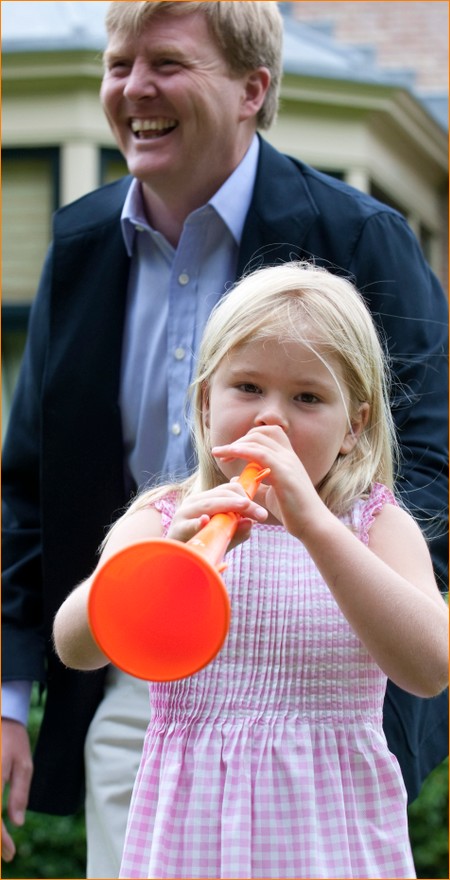 Prinses Amalia blaast op vuvuzela