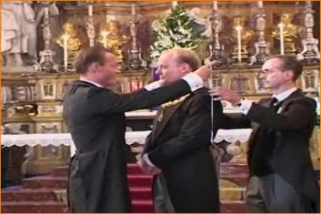 Prins Jaime hangt de ridderorde om bij Prins Carlos Javier, de nieuwe Hertog van Parma