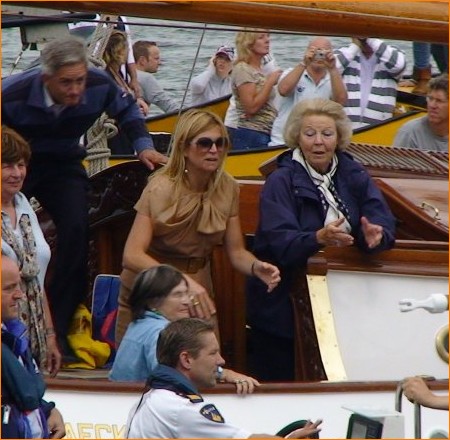 Prinses Máxima en Koningin Beatrix proberen een krop sla te vangen