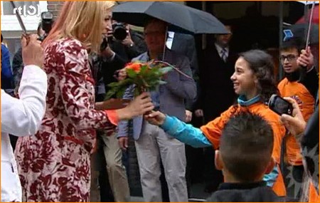 Prinses Máxima ontvangt bloemen
