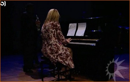 Prinses Máxima speelt piano