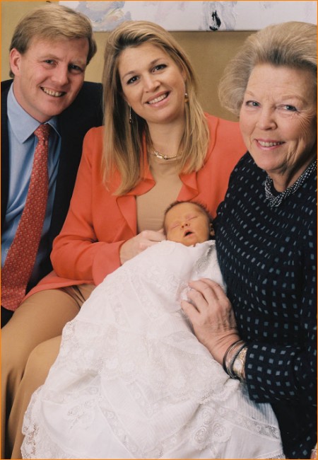 Prinses Amalia met haar ouders en grootmoeder